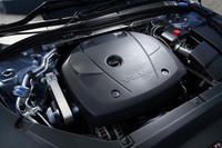 2リッター直4エンジンをスーパーチャージャーとターボで過給し、最高出力320ps、最大トルク40.8kgmを発生させる。