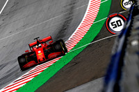 先週に引き続き中団勢に埋もれたフェラーリ。開幕戦では予選Q2敗退を喫したセバスチャン・ベッテル（写真）が、今回何とかQ3進出となり10番手。シャルル・ルクレールはQ2止まりの11位で、セッション中にダニール・クビアトを邪魔したとして3グリッド降格ペナルティーを受け14番グリッドと後方からのスタートとなった。レースではオープニングラップにベッテルとルクレールが同士打ちで早々にリタイアするという最悪の結果に。短期間でのマシン改良も効果なく、レースで周回を重ねることすらできなかった跳ね馬。ポイントわずか19点でコンストラクターズランキングは5位に沈んでいる。（Photo=Ferrari）