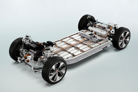 「Iペース」のベアシャシー。車体中央のフロアにバッテリーが、車体の前後にモーターが搭載される。