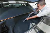 ラゲッジルームは横から身を乗り出すようにして掃除することとなる。掃除機の種類によっては、底部にノズルを届かせることすら難しい。