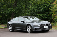 続いて「A7スポーツバック」に試乗。ボディーサイズは従来型よりも20mm短く、5mm低くなった全長×全幅×全高＝4975×1910×1415mm（全幅は同じ）。ホイールベースは10mm長い2925mm。
