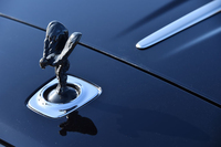 高光沢の黒で塗られたボンネットマスコット「スピリット・オブ・エクスタシー」。施錠の際、台座ごとボディー内部に収納される。