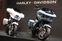 「ストリートグライド」は翼を広げたタカを思わせるデザインのランプを採用。従来丸型の2眼だった「ロードグライド」のライトは長方形のものに変更された。