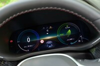 メーターパネルは10.2インチの液晶タイプ。表示パターンやイルミネーションはカスタマイズ可能。