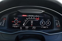 メーターパネルは高解像度の12.3インチ液晶表示。速度計やエンジン回転計、カーナビのマップなど、表示内容をフレキシブルに変えられる。