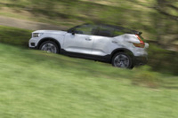 
	「XC40」の駆動方式は、グレードによりFWDまたは4WDとなる。「T5」は4WDのみ。
	