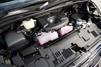 パワーユニットは2.8リッターの直4ディーゼルターボエンジンのみ。静粛性を高めるべく、キャビンよりも前方に独立したエンジンルームを確保したうえで搭載した。