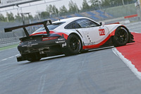 巨大なウイングと、大型のディフューザーが目を引く「911 RSR」のリアビュー。