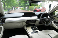 「XDハイブリッド プレミアムモダン」のインテリア。各所に施された織物のトリムが特徴だ。