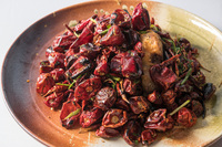 「峨眉山排骨（桜王豚の峨眉山仕立て）」。カリッとした食感のスペアリブを山盛りの唐辛子が覆っている。