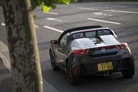 「S660 αブルーノレザーエディション」は、2017年6月2日から同年11月30日までの期間限定で注文を受け付けている。車両価格はベースモデルの「S660 α」からわずか10万円アップの228万円。