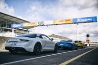 「アルピーヌA110S」の試乗の舞台は、筑波サーキットのコース2000。「A110リネージ」との乗り比べも行い、走りの違いをチェックした。