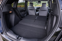 開口部が広く床面が低く設定された使いやすい荷室は、従来型と同様。写真はリアシートの背もたれを前方に倒して、荷室を拡大した様子。