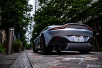 リアバンパー下部には、大型ディフューザーも装備。空力性能の改善も、新型ヴァンテージの開発における重要なテーマだったという。