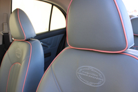 専用の刺しゅうが施されたシート。表皮の色はグレーまたはアイボリーが選べる。