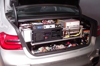 トランクルームにはデータ解析用とおぼしき機器がぎっしりと積み込まれている。