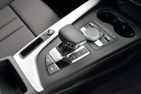 トランスミッションはデュアルクラッチ式ATの7段「Sトロニック」。高性能モデルの「S5」にはトルコン式の8段ATが搭載される。