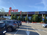 駐車場はなんと1万台の収容能力を持つ。にもかかわらず、筆者が訪れた日は空きスペース探しに苦労するほどのにぎわいであった。