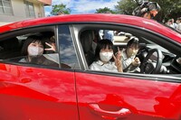 授業後は校庭に置かれたアウディの各BEVに触れる機会も。「いくらなんですか？　1800万円!?　キャーツ！」と素直な反応がうれしい。