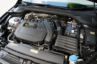 パワーユニットには全車に48Vマイルドハイブリッド機構を採用。1.5リッターモデルでも17.3km/リッターという燃費を実現している（WLTCモード）。