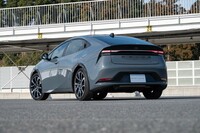 真一文字のリアコンビランプがワイド感を強調。長い間使われてきた上下2段式のリアウィンドウもなくなった。