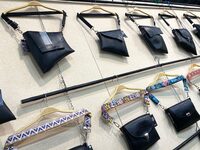 こちらにはチューブを再利用したバッグが並ぶ。印刷されたスペックもアクセントとして巧みに使っている。