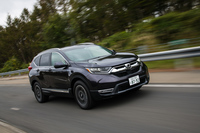 ハイブリッド車の燃費性能はFF車が25.8km/リッター、4WD車が25.0km/リッター。ガソリン車と比べ、10km/リッターほどの改善をみている。（いずれもJC08モード）