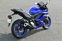 320ccのエンジンを搭載した「YZF-R3」。ヒールガードに穴あき加工がされていないのは、裏側にエンジンの振動を抑えるための補強が入っているためだ。