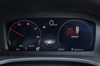 センターコンソールにある「ホンダS＋シフト」スイッチを押すと、メーターが写真の表示となった後に、パワーメーターとスピードメーターが赤基調のデザインに切り替わる。