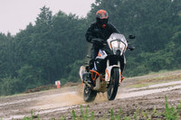 トラクションコントロールやABSにはオフロードモードが備わっており、後輪を滑らせながら走ることも可能だ。