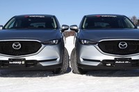 スタッドレスタイヤ「アイスガード6 iG60」（左）とオールシーズンタイヤ「ブルーアース-4S AW21」（右）を装着した「マツダCX-5」を乗り比べることができた。走行性能の違いや特徴など詳しくは、記事内リポートにて。