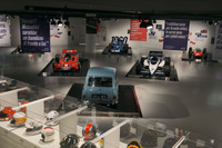 2000m2以上の展示スペースに、モノポストF1マシン22台と「モーリス・ミニ マイナー」1台が展示されている。