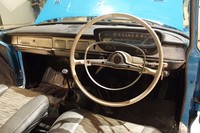 今見るとシンプルなインストゥルメントパネル。ステアリングホイールは、レース仕様とは異なっているという。