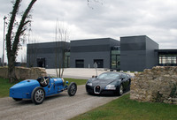 現在のブガッティファクトリーは芝や樹木の緑に覆われた場所にある。シャトーと同じ敷地内にガラス張りのモダンな組立工場（アトリエ）が建っている。完成した「ヴェイロン」と「タイプ35」。