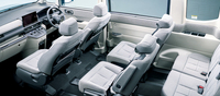 発売当時の広報画像より、「エアー」の車内空間。「ステップワゴン」の車内はライバルよりゆとりがあるだけでなく、各所に乗り物酔いを抑制する工夫が取り入れられている。ホンダでは、それらの技術で特許を取得、ないし現在特許を出願している。
