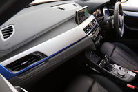 インストゥルメントパネルは、アルミニウムのパネルとマットブルーのアクセントでドレスアップされている。