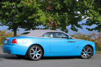 ソフトトップについてはクローズド時の機密性、遮音性はもちろん、骨格が浮き上がってフォルムを台無しにしないようデザインにも配慮。50km/h以下であれば走行中でも開閉が可能となっている。