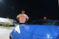 新型「コルベット」と首都高辰巳PAにて。コルベットを前にすると、なぜかマッチョ風のポーズをとりたくなってしまうから不思議だ。