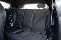 リアシートは足元も頭上も狭く、積極的に使用することは想定されていないようだ。表皮は地味なグレーの布。前席と後席とでシート表皮の素材が全く異なるクルマは珍しい。