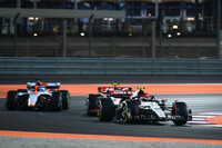 アルファタウリの角田裕毅（写真前）は15位完走でカタールGPを終えた。プラクティスがたった1時間しかないスプリントウイークにあって、角田は金曜日の予選では0.004秒差で惜しくもQ3進出は逃したものの、11位とまずまずのポジションを獲得。入賞圏目の前からスタートしたレースでは、メルセデス勢の脱落もありスタートで8位にジャンプアップするも、マシンのバランスは良いのにペースを上げられずポイント圏外に脱落。そこから抜け出すことができなかった。スプリントでは、トラックリミット違反で18位と下位からスタートし11位で完走している。チームメイトのリアム・ローソンは、予選18位から17位、スプリントは14位からスタート直後にコースアウトしリタイア。なお次戦アメリカGPではダニエル・リカルドが負傷からカムバックすることが見込まれており、そうなればローソンにとってはカタールが最後のレースになる。（Photo=Getty Images / Red Bull Content Pool）
	 