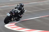 
	走行モードは走行環境に合わせてボタンひとつで変更可能。さらに、サーキット対応型のABSやウイリーコントロールなどが走りをサポートする。
	