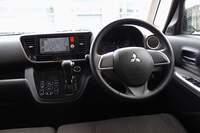 「eKスペース カスタム」の内装。エンジン回転計を備えた2眼式のメーターもカスタムの特徴。