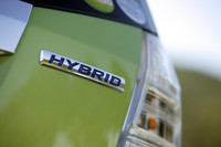 「インサイト」に比べて車高が高い「フィットハイブリッド」は空気抵抗の面で不利。何も対策を施さないと1km/リッターほど燃費が悪くなったはずだという。それでもインサイトと同じ30km/リッターの燃費（10・15モード）を達成できたのは、より転がり抵抗の低いタイヤの採用や、ボディ底面をアンダーカバーで覆って空気抵抗を引き下げるといった地道な努力のたまものだとか。