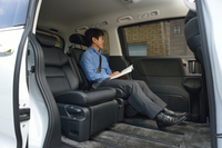 2列目の「プレミアムクレードルシート」。165cmの筆者が座った場合、ご覧のようなゆとりが得られる。
    