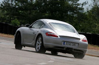 リアスポイラーはボクスター同様、120km/hでせり出し、80km/hになると収納される。（写真＝CAR GRAPHIC）