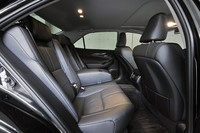 装備が充実した「アスリートG」グレードでは本革シートが標準。