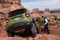 タイヤを浮かすような難所でも、「レネゲード」はジリジリと着実に前に進んでいく。