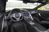 「Z06」のインテリアには、標準車とは異なる専用のカラースキームが用意されるほか、フラットボトムタイプのステアリングホイールが装備される。
