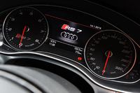 4リッターV8ツインターボエンジンは560psを発生。0-100km/hは3.9秒と、スーパースポーツカー並みの動力性能を備える。