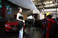 上海ショーでのマツダブースの様子。
    